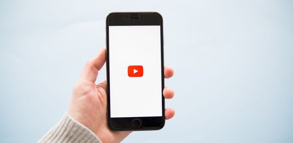 iPhone с логотипом YouTube